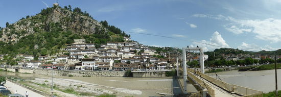 von der anderen Seite des/der Osum hat man den Überblick auf den Stadtteil Managem (nördliche Seite)