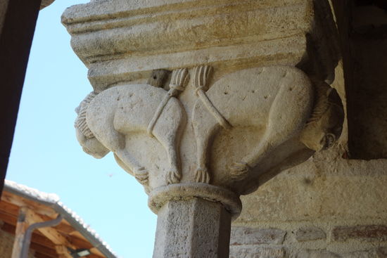 hübsche Kapitelle in der Vorhalle