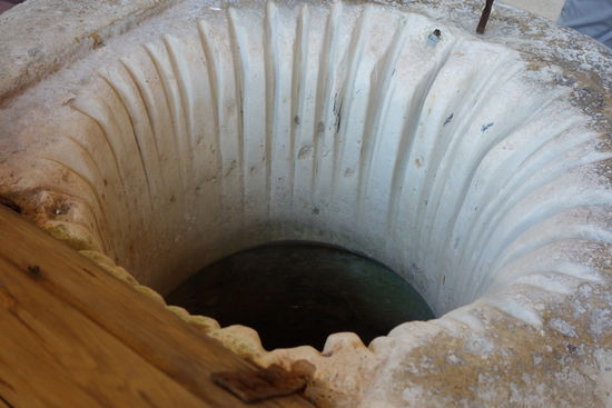 dort ist auch ein Brunnen zu sehen, an dem man die Spuren der Seile ausmachen kann