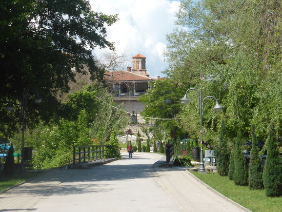 Die Zugangsstraße zum Kloster führt an einem touristisch voll erschlossenen Wasser entlang, an dem man bereits massiv zum Bootsfahren aufgefordert wird.