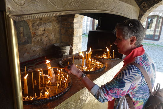 auch wir zünden jeder eine Kerze an