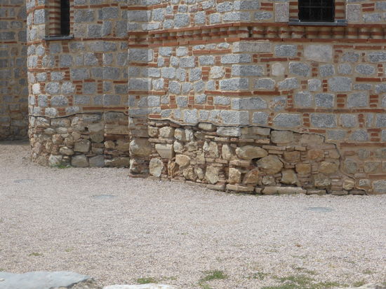 im unteren Bereich wurden zum Kirchenbau die 'alten' Steine benutzt, (die evt. heute bei den Ausgrabungen fehlen)