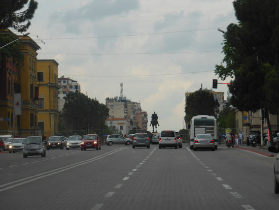 der Boulevard Dëshmonet, der vom Skanderbeg-Platz bis zur heutigen Universität führt, ist eine solche Prachtstraße für Paraden.