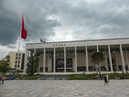 eigentlich sollte der Bau des Kulturpalastes mit Hilfe der Sowjetunion errichtet werden, die Grundsteinlegung erfolgte 1959 durch Nikita Chruschtschow 1959 - aber nach dem Zerwürfnis bauten die albanische Architekten das Gebäude, das heute die Oper beherbergt - nach italienischen Einfluß selbst