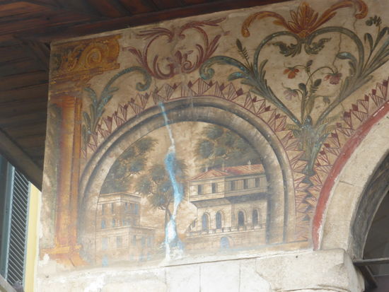 In Südosteuropa und besonders in den albanisch geprägten Gebieten sind Moscheen mit Darstellungen orientalischer Städte und Pilgerorte wie Mekka und üppig rankenden Pflanzen und prallen Früchten typisch. (siehe auch Berat)