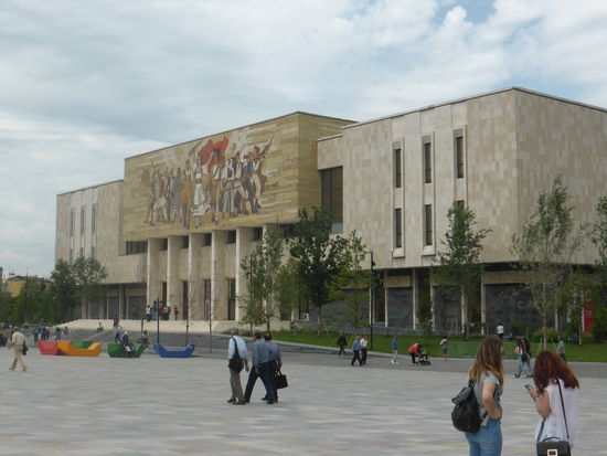 Nationalhistorisches Museum im Norden des Platzes mit seinem großen Wandmosaik, das von Enver Hoxhas Tochter Pranvera entworfen wurde