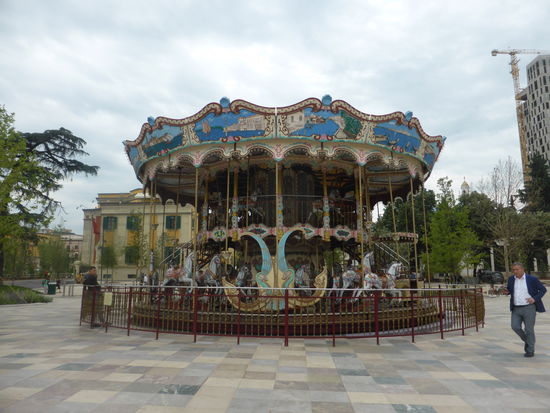 heute ist sogar Platz für ein nostalgisches Karussell auf dem Skanderbeg-Platz