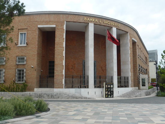 auch das albanische Bankgebäude gehört zu den Repräsentationsbauten um den Platz