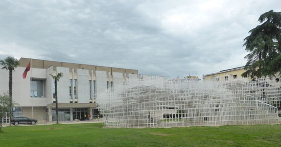 Nationalgalerie mit dem Kunstwerk 'Wolke'