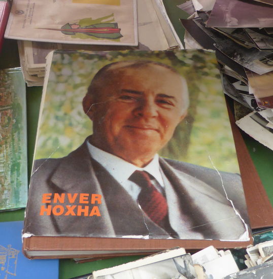 selbst ein Buch von Enver Hosha hätten wir erstehen können