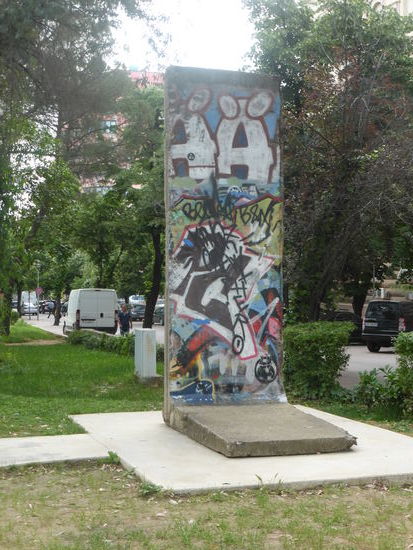 neben einem Modellbunker hat man auch ein Stück 'Berliner Mauer' aufgestellt