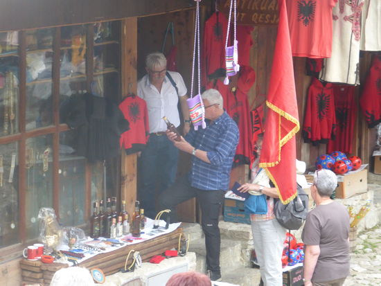 Außer einer Flasche Skanderbeg-Konjak und zwei kleine Magneten haben wir nichts erstanden.