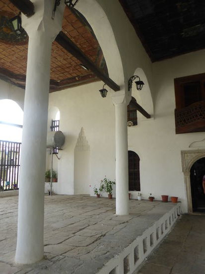 der große Vorraum wurde im 19. Jahrhundert angefügt, um mehr Menschen während der Gebetszeiten und während der Prozessionen aufnehmen zu können