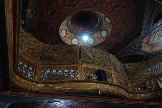 auf dem mit aufwändig geschnitzten Verzierungen gestalteten Balkon, auf dem Auszüge aus dem Koran auf Arabisch stehen, wurden die Musiker platziert