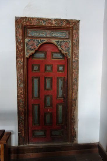 die Farben rot, gold und grün dominieren auch an den Türen