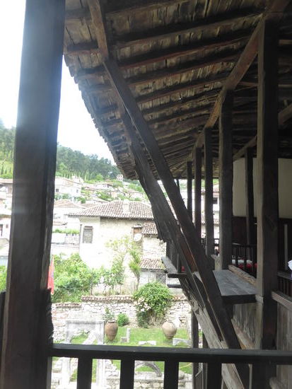 mich beeindrucken die Holzkonstruktionen, dei die Dachüberstände tragen - sie sind nicht nur bei den alten Gebäuden zu beobachten