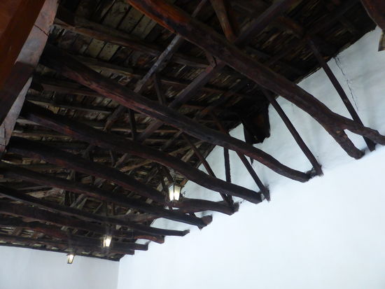 überwiegend unbearbeitetes Holz findet verwendung