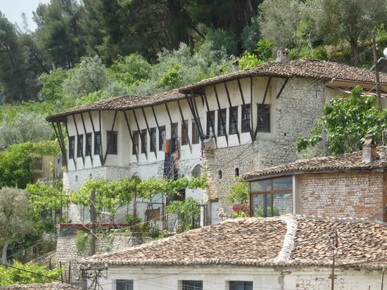 hier finden sich die Holzkonstruktionen an einem Neubau
