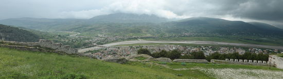 da die Kirche am westlichen Rand des Burgbergs steht, hat man einen fantastischen Rundblick auf  das Osumtal mit den Ortsteilen von Berat