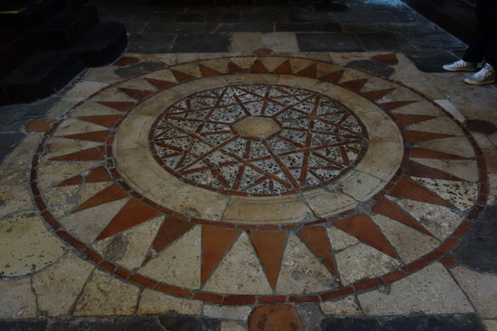 in den Fußboden unter der Kuppel ist ein Stern eingelassen, der im äußeren Kreis 30 Tage und im inneren Kreis 24 Stunden zeigt