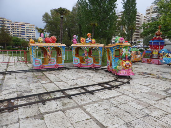 ähnlich wie in Usbekistan sind die Kinderspiel-Utensilien noch etwas nostalgisch