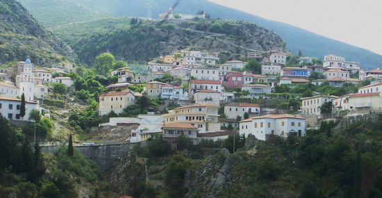 Im Vergleich mit den anderen Dörfern der Riviera ist Dhermi etwas größer, und die Architektur des Ortes ist, gerade was die Kirchen betrifft, üppiger. Die Lage von Dhermi ist beeindruckend: