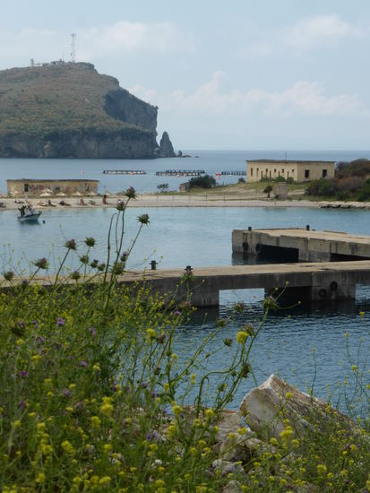Reste der 'modernen' Bunkeranlagen (siehe nächstes Kapitel) stören das Bild nicht unerheblich