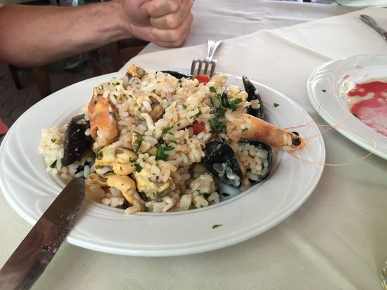der Tischnachbar wählt Meeresfrüchterisotto