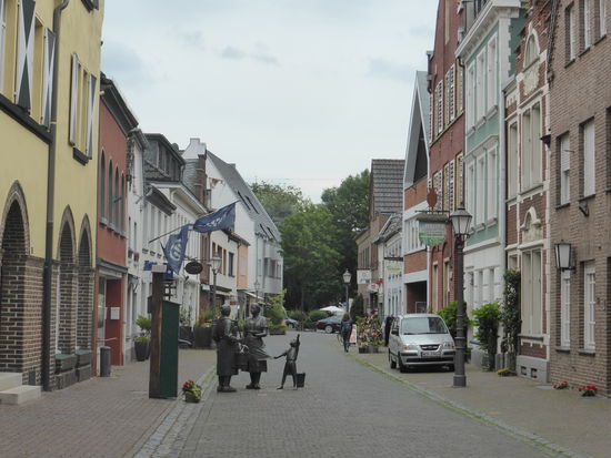 dass Xanten eine Kleinstradt ist, erkennt man an der Tatsache, dass eine Gruppenskluptur mitten auf der Straße steht, wie die Wasserstellen wohl früher einmal Dorf- und 'Tratsch'-Treffpunkte waren.