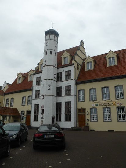 Rathausrückseite mit Turm