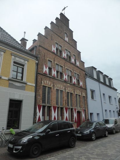 historische Stufengibel-Haus mit Kreuzstockfenstern.