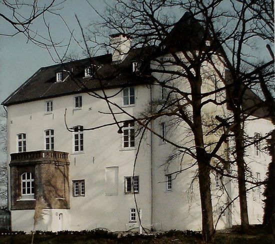 diese Ansicht vom Hausprospekt ist leider nicht mehr erfahrbar, da die gegenüberliegende Wiese nicht erreicht werden kann.