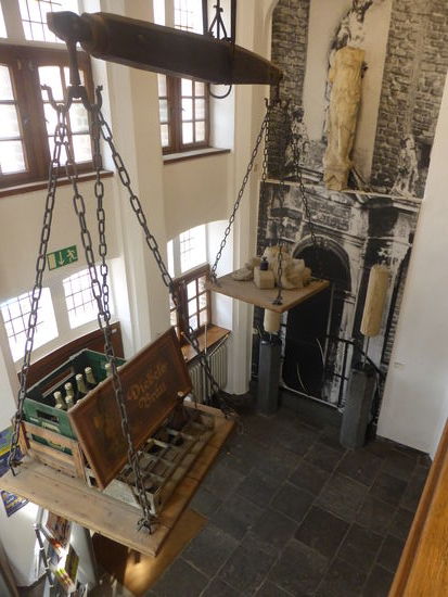 hinter den schlanken Erdgeschoßfenstern eine hohe Halle, das sogenannte Vorhuis