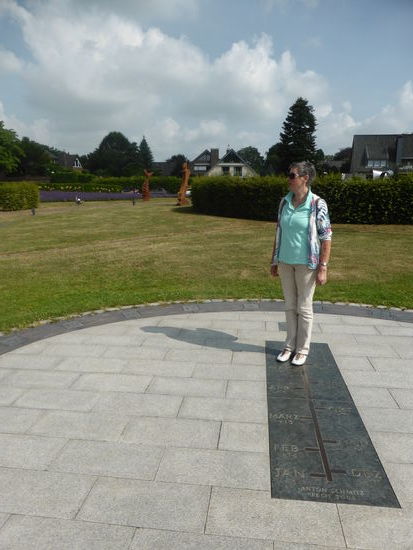 Reeser Bodensonnenuhr - der Personenschatten ist der Zeiger - auf dem Kalenderblatt (dunkel) sind die jeweiligen Monate verzeichnet