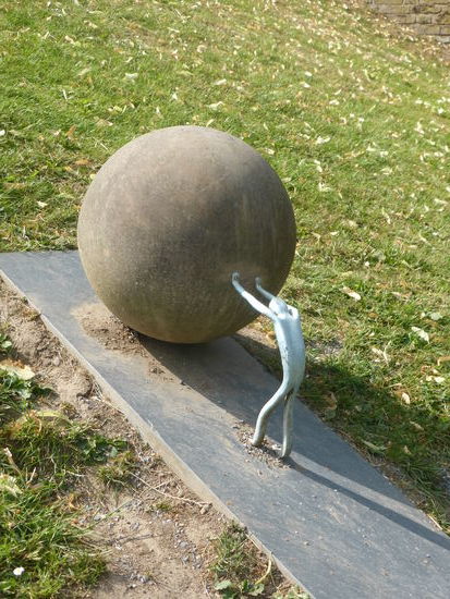 Ernesto Marque - Sisyphos - Bronze Steinkugel