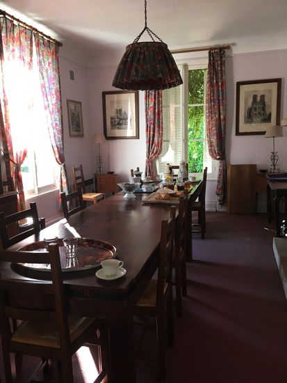 das Frühstück wird im Kaminzimmer serviert