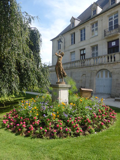 Park mit gußeisernen Figuren