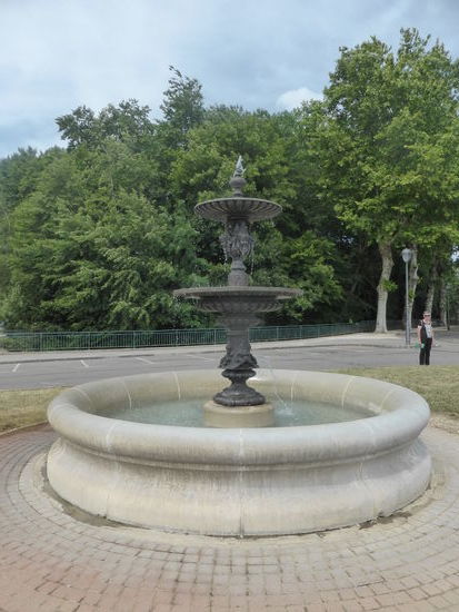 ein weiterer gußeiserner Brunnen