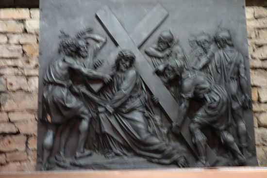 Platten mit religiösen Motiven (Kreuzgang) - (siehe weiter unten)