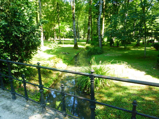 Brückengeländer - als Zeugen der metallverarbeitenden Industrie schmücken diverse gußeiserne gegenstände den englischen Garten