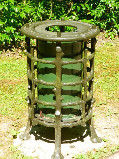 sogar der Abfalleimer hat einen gußeisernen Hülle