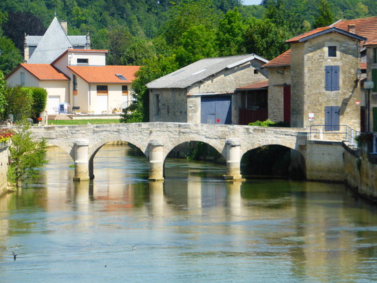 Brücke mit drei Pfeilern aus dem 16. Jh. - Renaissance-Stil - erbaut von den Ducs de Guise