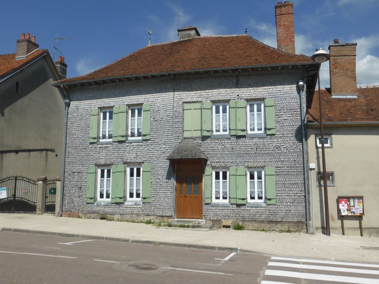 ab und an findet man vollständig mit Holzschindeln verkleidete Häuser