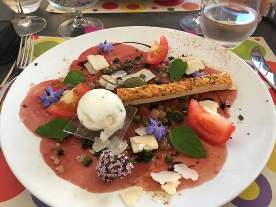 Rindercarpaccio mit Zitronensorbet, Kapern, Parmesan, Basilikum und essbaren Blüten