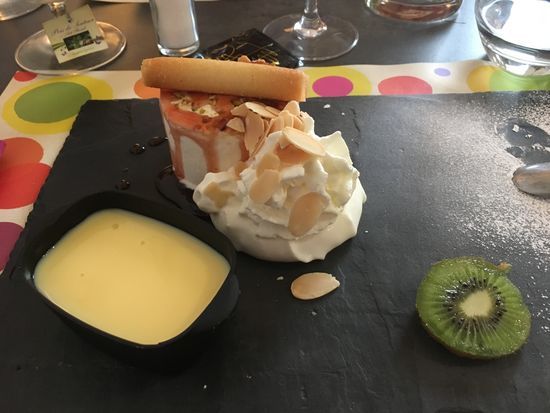 Nougat glacé mit Vanillesauce