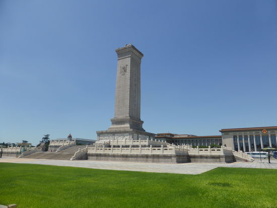 in der Mitte des Platzes steht das Denkmal für die Helden des Volkes