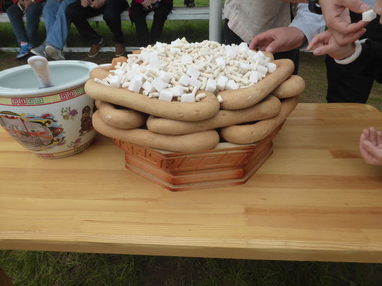 fürs Publikum gibt es Brot und Käse oder Tofu