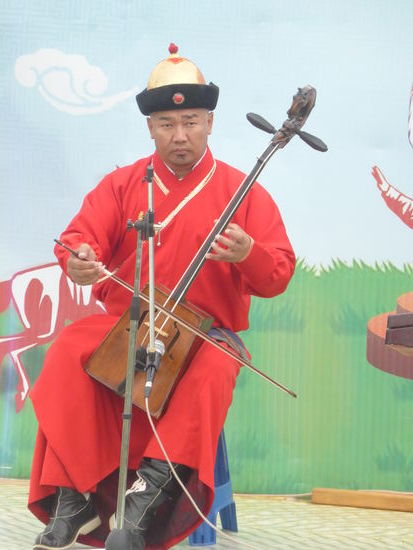 die Musik und auch der Gesang sind 'gewöhnungsbedürftig'