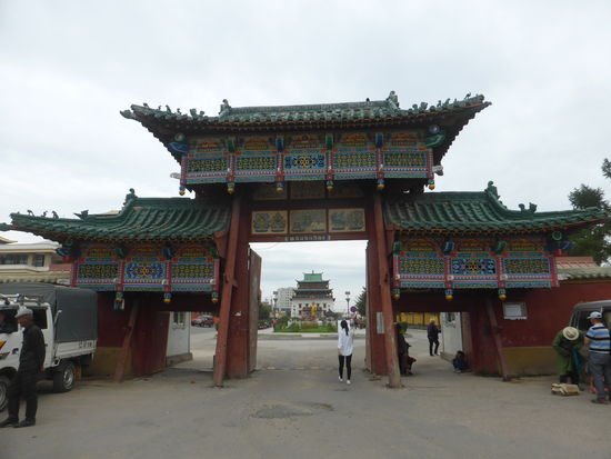 Blick vom Haupteingang auf den Zhanrajsig-Tempel
