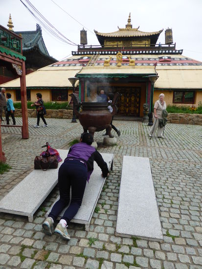 Wenn sich Buddhisten für sich oder öffentlich zu dem Buddha bekennen, sind ihre stillen oder gesprochenen Worte keine „Gebete". Sie „rezitieren" vielmehr dazu geeigneten Texte.